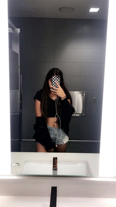 Pin de avashamsa en fits | Fotos tumblr mujer, Foto, Fotos frente al espejo