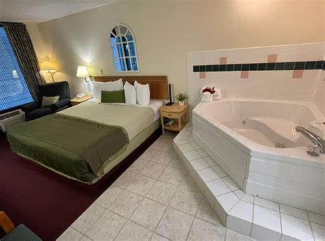 30 Hotels with Hot Tub in Room in Branson, MO