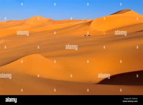 camp dans les dunes de sable din tehak tadrart le tassili najjer