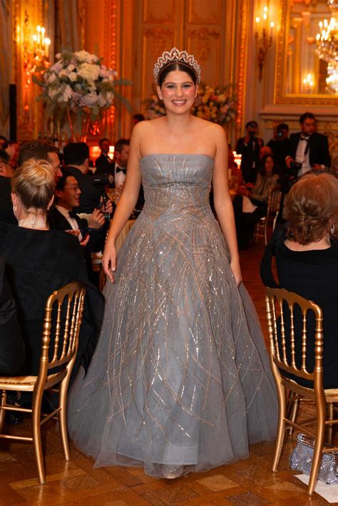 La princesse Eugenia et l'archiduc Károly-Konstantin valsent au Bal des