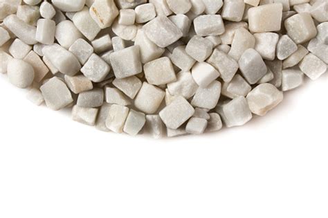 batu putih alam  indah tersebar  latar belakang putih foto stok