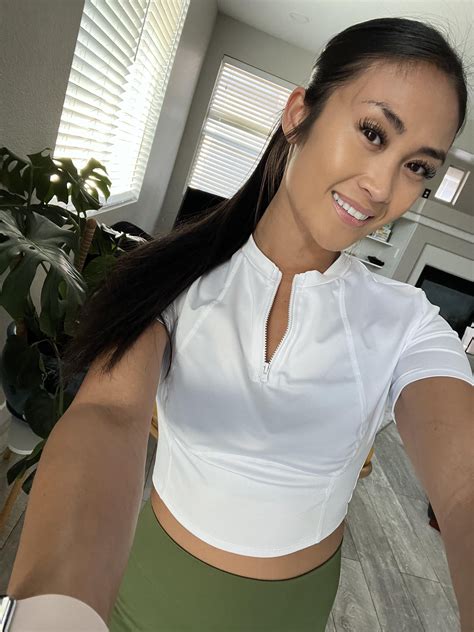 let’s be roommates with benefits : r/ClothedCurves