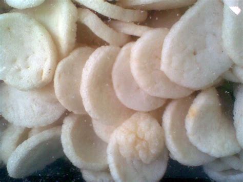 cemilan cemilan kerupuk amplang