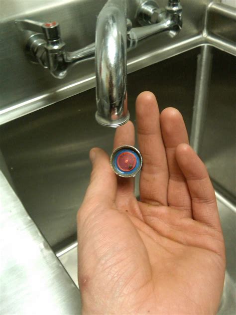 how to remove faucet aerator 1