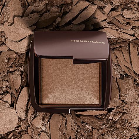 HOURGLASS | Ambient Lighting Powder | Women | Finishing Powders | Flannels