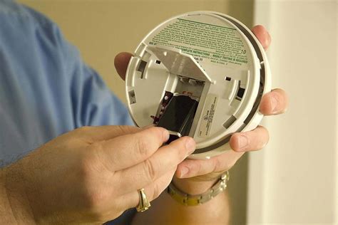 How To Change The Battery In A Hard-Wired Smoke Detector | Storables