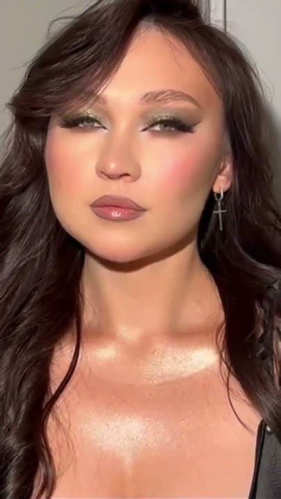 Когда мужчина смотрит на женщину, дьявол надевает ему розовые очки💃🏼 ...