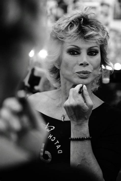 Carmen Russo, la regina della tv e della commedia sexy compie 60 anni