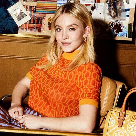 Sydney Sweeney luce espectacular con un bikini lavanda mientras