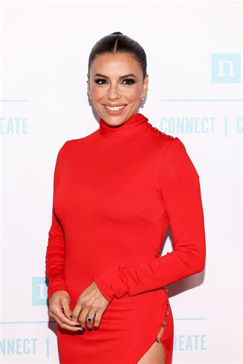 Eva Longoria lleva vestido rojo de abertura y sandalias de tacón