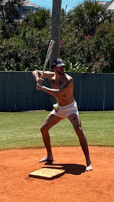 Bad Bunny: Ο φημολογούμενος σύντροφος της Kendall Jenner ποζάρει γυμνός