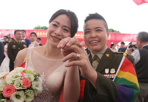 Two same-sex couples in military marry in first for…