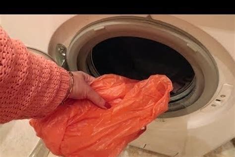 ВИДЕО | Перед стиркой в барабан стиральной машины положите целлофановый ...