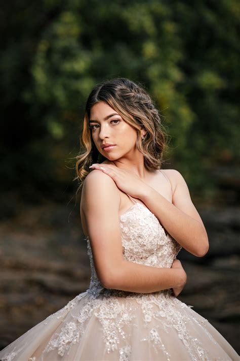 Quinceañera Photoshoot Ideas, Pre Debut Photoshoot, Prom Photoshoot
