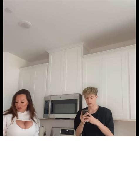 Nicki (@nickimammasol) - Urlebird