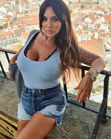 Marika Fruscio, a apresentadora que já se despiu na televisão e que