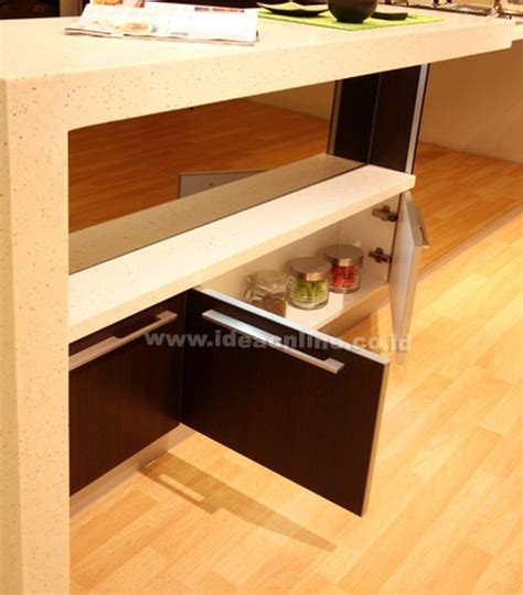 memanfaatkan area  bawah meja bar