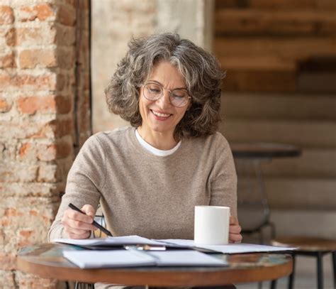 mulher meia idade estudando imagens  gratis  freepik
