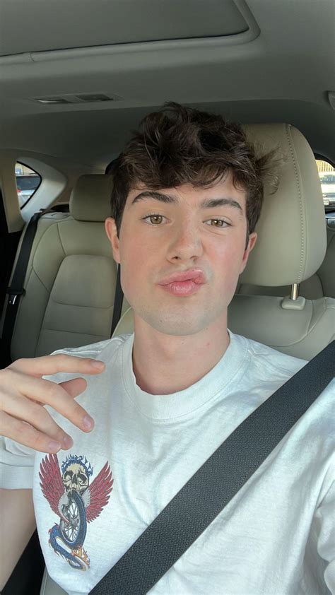 Come check out the threesome on my twitter @liltampp : r/GayTwitter