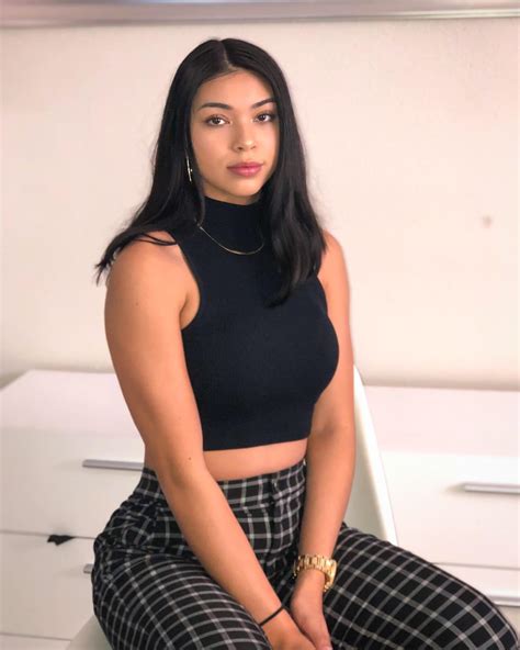 Aishah Sofey - En este miércoles, brillo como siempre… natural, coqueta