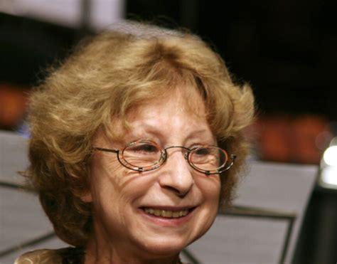 Лия Ахеджакова вышла на сцену с сине-желтым флагом
