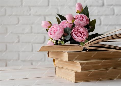 Композиция из книг и красивых цветов | Бесплатно Фото