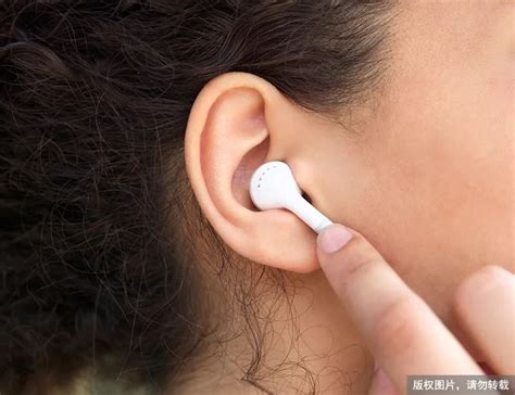 Does wearing headphones for long periods of time damage your hearing ...