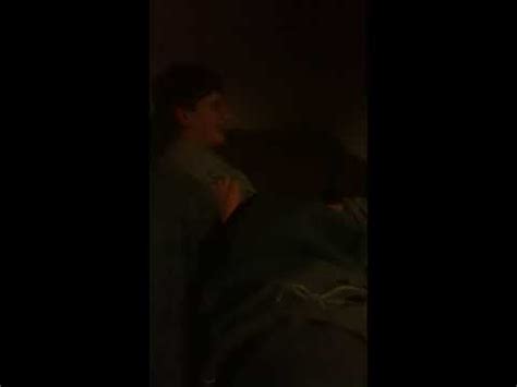 Guy jacking off - YouTube
