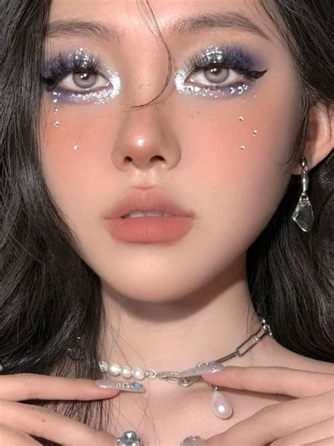 12 Gorgeous Glitter Eyeshadow Looks for a Sparkly Holiday Vibe ...