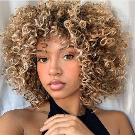 Professional stylists explain why curly blonde hair requires extra moisture 11