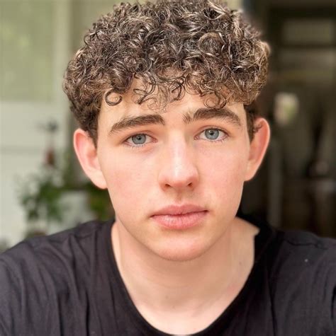 Finn Little (TV Actor) Wiki, Biography, Age, Girlfriend, Family, Facts ...