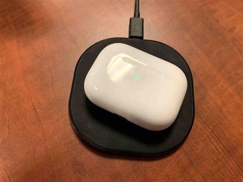 How do I know if my AirPods case is charging wirelessly? - AppleToolBox