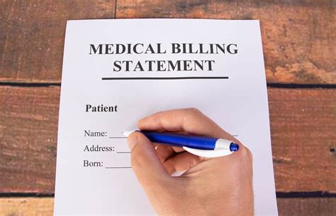 man filling  accident statement report creative commons bilder