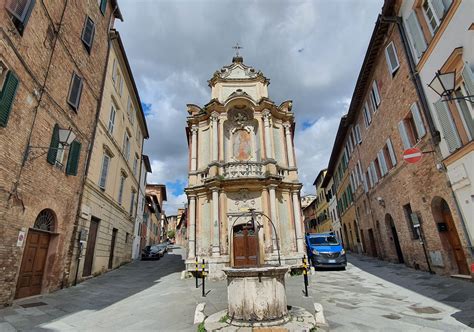 Explore the medieval city centre of Siena - live online tour from Siena