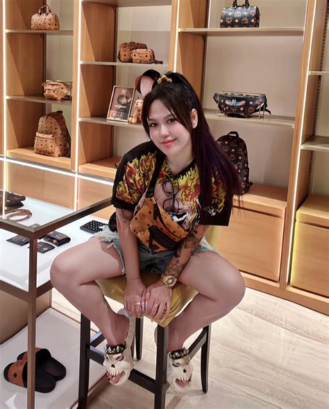 Suzie Nguyễn - Su cần 1 bạn trợ lý thời vụ, đi chung với Su chuyến