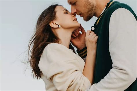 14 Signs She Wants You To Touch Her Body 