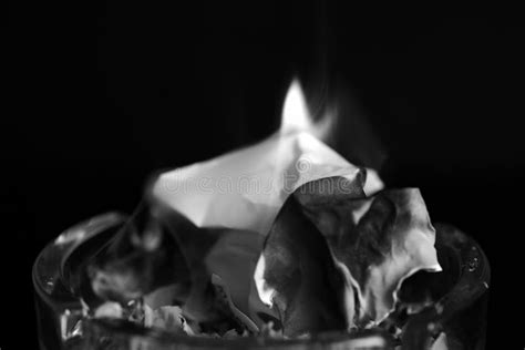 Горящая бумага в стеклянном Ashtray Стоковое Фото - изображение ...