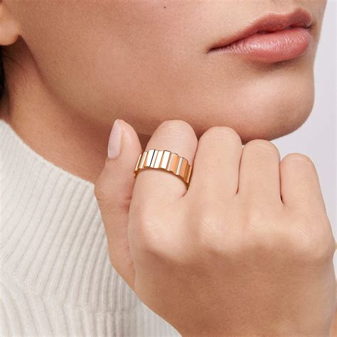 De Beers RVL Band Ring in Rose Gold | De Beers UK