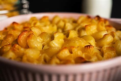 Premium Photo | Mac and cheese, american style macaroni pasta in cheesy ...