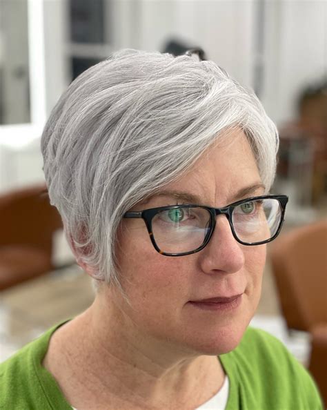 Stylists explain how an asymmetrical pixie cut should be trimmed 14