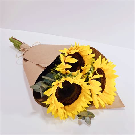 Ramo de girasoles en cartulina 3 piezas | Florería Liliana | Flores a