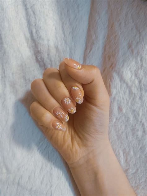 Manicure | Маникюр с ромашками, Широкие ногти, Дизайнерские ногти