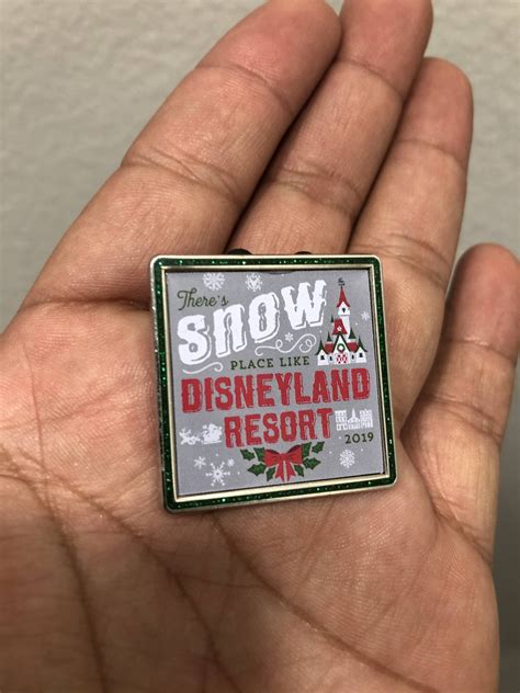 The 2019 Cast Member Holiday pin! : r/DisneyPinSwap