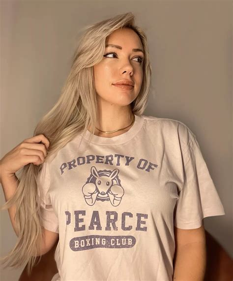 Even in a shirt she looks so stacked : r/AlanahPearceNSFW