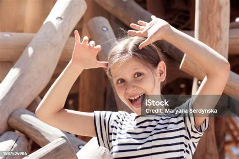 anak meringis membuat meringis  sepuluh jari foto stok