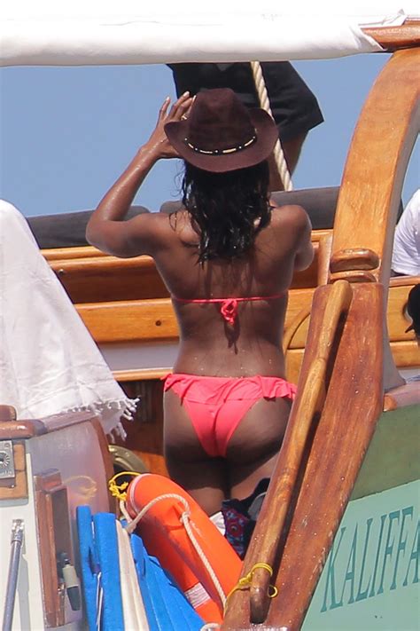 Naomi Campbell Kenya : Naomi Campbell, 48, Showcases Insane Body In