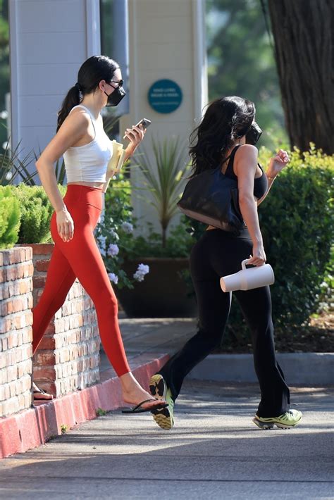 Kendall Jenner Ass Kylie Jenner Boobs Leggings Pilates - Hot Celebs Home
