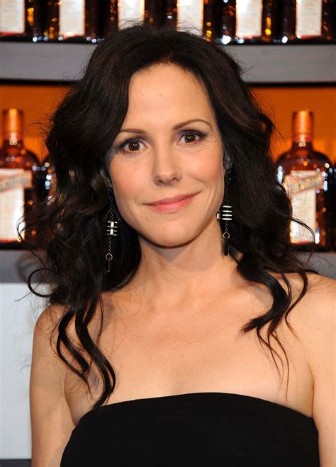 Download Caption: Mary Louise Parker in a Chic Black Outfit Wallpaper