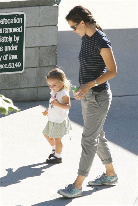 Jen out and about with her girls 9/25/10 - Jennifer Garner Photo