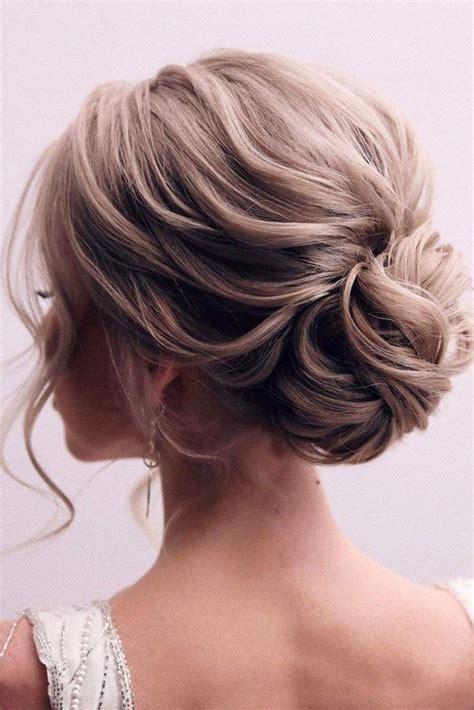 how to style hair for graduation cap